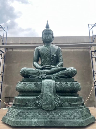 พระพุทธรูปแกะสลักหินเขียว