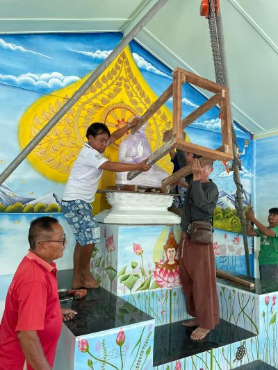 พระพุทธรูปแกะสลักหินขาว