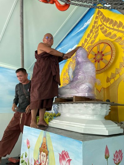 พระพุทธรูปแกะสลักหินขาว