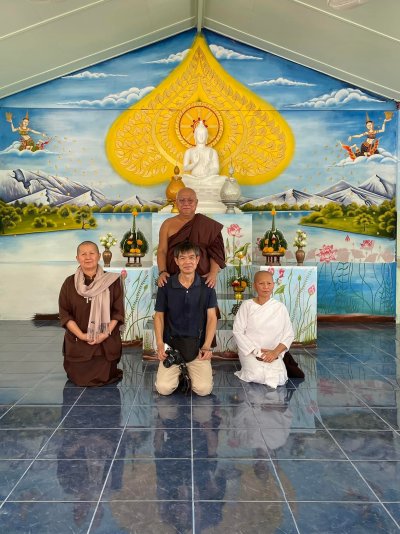 พระพุทธรูปแกะสลักหินขาว