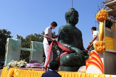 พระพุทธรูปแกะสลักหินเขียว