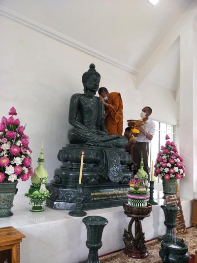 พระพุทธรูปแกะสลักหินเขียว