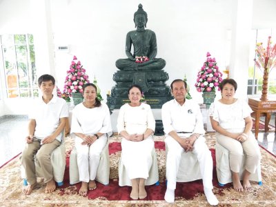 พระพุทธรูปแกะสลักหินเขียว
