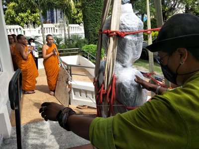 พระพุทธรูปแกะสลักหินเขียว