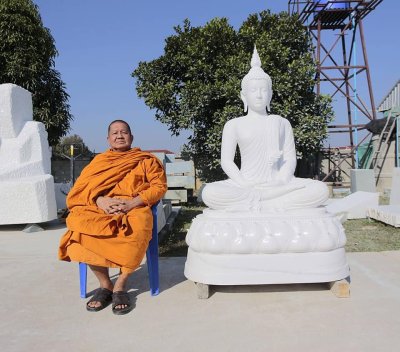 พระพุทธรูปแกะสลักหินขาว