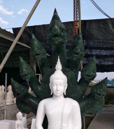 พระพุทธรูปแกะสลักหินขาว