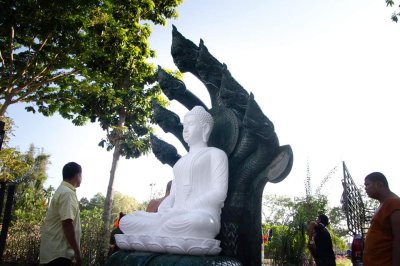 พระพุทธรูปแกะสลักหินขาว