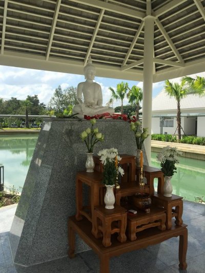 พระพุทธรูปแกะสลักหินขาว