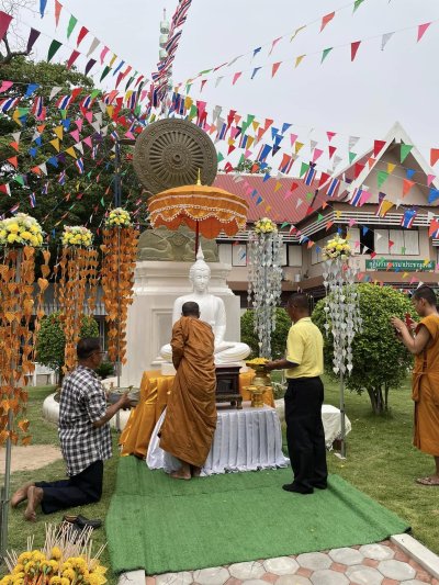 พระพุทธรูปแกะสลักหินขาว
