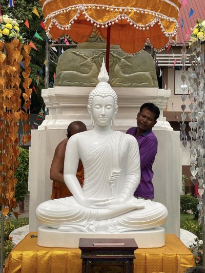 พระพุทธรูปแกะสลักหินขาว