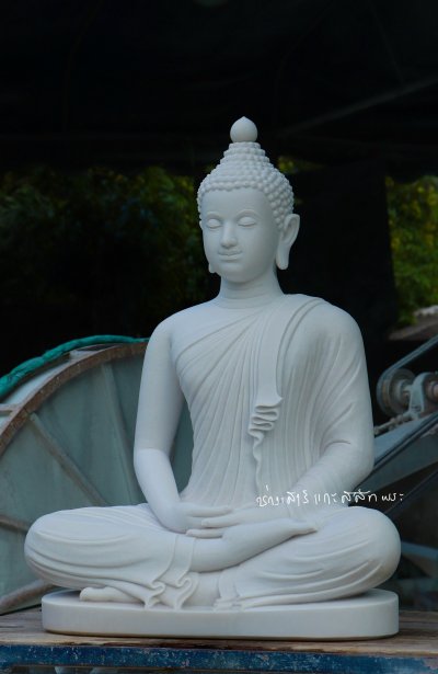 พระพุทธรูปแกะสลักหินขาว