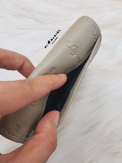 กระเป๋าสตางค์ใบสั้นหนังแท้ ปั๊มลายตัวโน้ต มี 2 สี