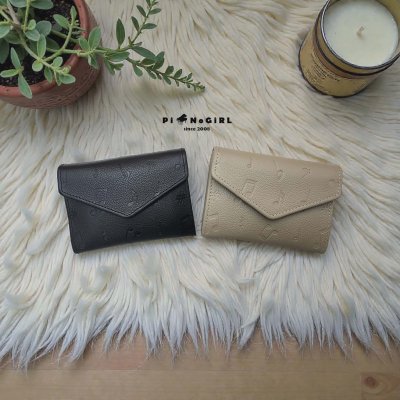 กระเป๋าสตางค์ใบสั้นหนังแท้ ปั๊มลายตัวโน้ต มี 2 สี