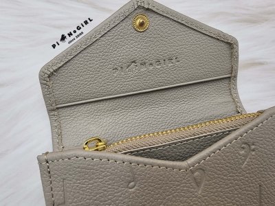 กระเป๋าสตางค์ใบสั้นหนังแท้ ปั๊มลายตัวโน้ต มี 2 สี