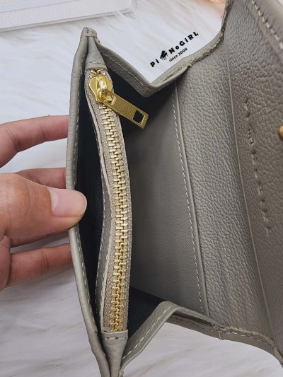 กระเป๋าสตางค์ใบสั้นหนังแท้ ปั๊มลายตัวโน้ต มี 2 สี