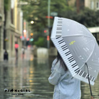 ร่มยาวเปียโนและตัวโน้ต