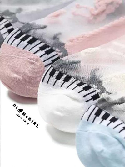 ถุงเท้าลายแมว ตัวโน้ต และเปียโน มี 5 สี
