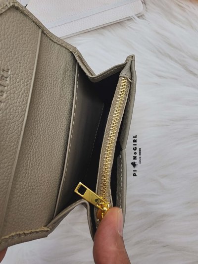 กระเป๋าสตางค์ใบสั้นหนังแท้ ปั๊มลายตัวโน้ต มี 2 สี