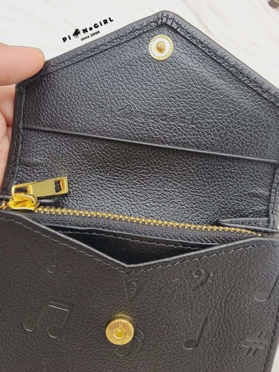 กระเป๋าสตางค์ใบสั้นหนังแท้ ปั๊มลายตัวโน้ต มี 2 สี