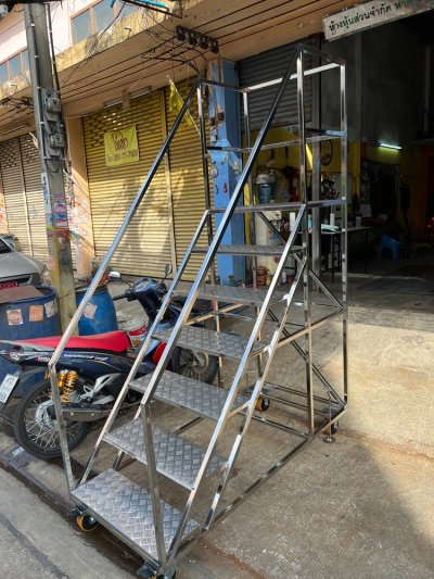 บันไดติดล้อโครงสร้างสแตนเลสกล่อง