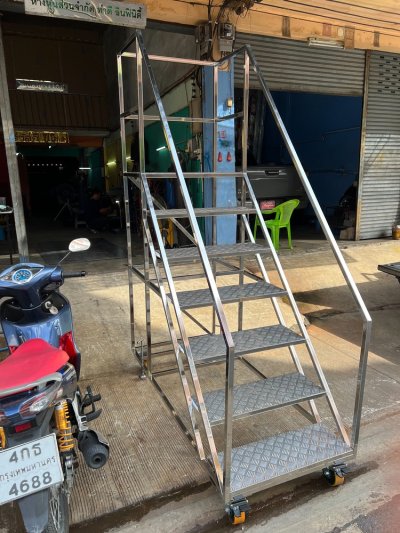 บันไดติดล้อโครงสร้างสแตนเลสกล่อง