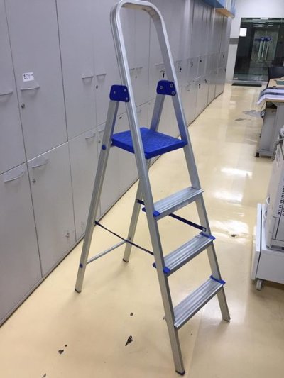 บันไดอลูมิเนียมพื้นยืนมีมือจับ (SANKI)