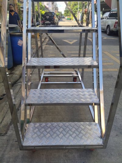 บันไดติดล้อโครงสร้างสแตนเลสกล่อง