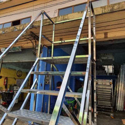 บันไดติดล้อโครงสร้างสแตนเลสกล่อง