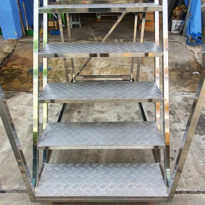 บันไดติดล้อโครงสร้างสแตนเลสกล่อง