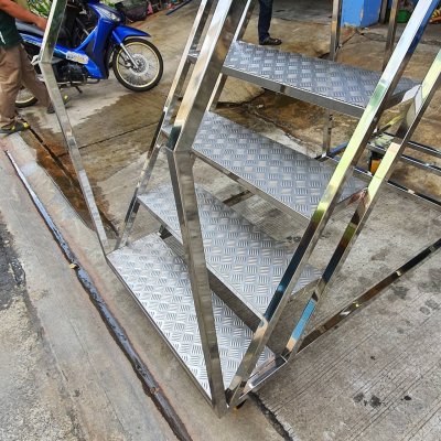 บันไดติดล้อโครงสร้างสแตนเลสกล่อง