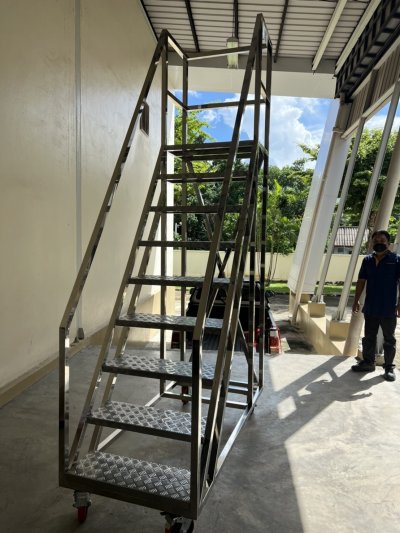 บันไดติดล้อโครงสร้างสแตนเลสกล่อง