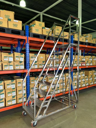 บันไดติดล้อโครงสร้างสแตนเลสกล่อง