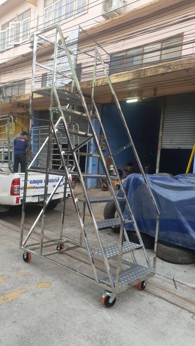บันไดติดล้อโครงสร้างสแตนเลสกล่อง