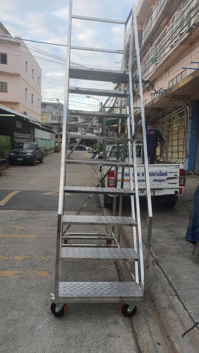 บันไดติดล้อโครงสร้างสแตนเลสกล่อง