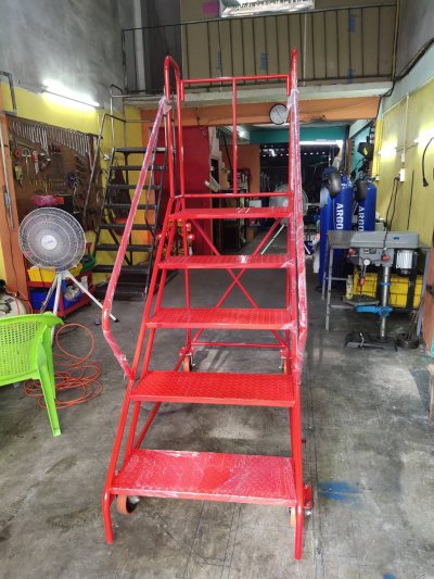 บันไดติดล้อโครงสร้างเหล็กกลมพ่นสี