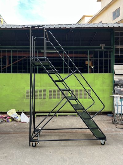 บันไดติดล้อโครงสร้างเหล็กกลมพ่นสี