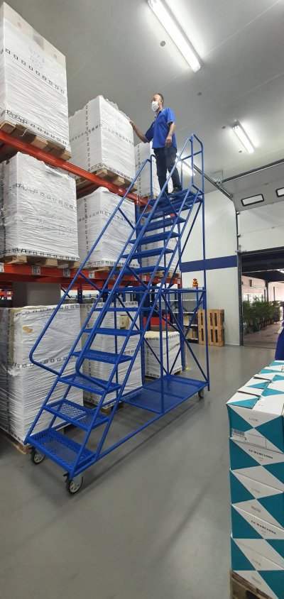 บันไดติดล้อโครงสร้างเหล็กกลมพ่นสี