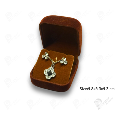 จัดเต็มกล่องกำมะหยี่ใส่เครื่องประดับสีน้ำตาล มีทรงสี่เหลี่ยมและหัวใจ จัดเก็บเครื่องประดับ ทองแท่ง จิวเวอรี่เซ็ตสินสอด