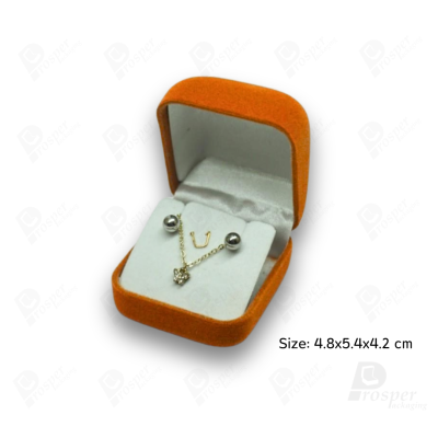 จัดเต็มรวมกล่องกำมะหยี่ใส่เครื่องประดับสีส้ม มีทรงสี่เหลี่ยมและหัวใจ ใส่โชว์เครื่องประดับได้ครบ