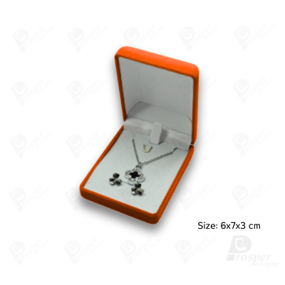 จัดเต็มรวมกล่องกำมะหยี่ใส่เครื่องประดับสีส้ม มีทรงสี่เหลี่ยมและหัวใจ ใส่โชว์เครื่องประดับได้ครบ