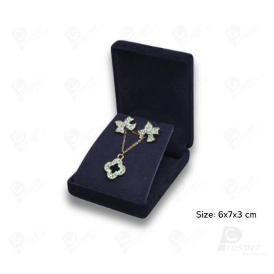 จัดเต็มกล่องกำมะหยี่ใส่เครื่องประดับชุดสีกรม มีทรงสี่เหลี่ยมและหัวใจ ใส่โชว์ชุดเครื่องประดับ ทองแท่ง จิวเวอรี่เซ็ตสินสอด