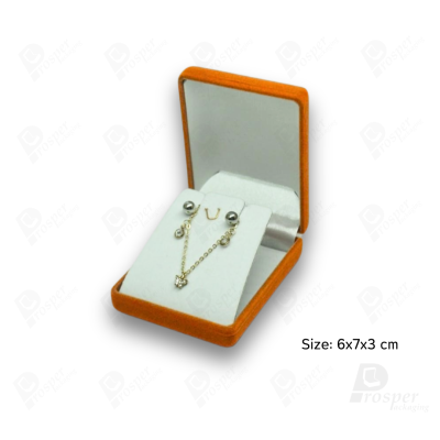 จัดเต็มรวมกล่องกำมะหยี่ใส่เครื่องประดับสีส้ม มีทรงสี่เหลี่ยมและหัวใจ ใส่โชว์เครื่องประดับได้ครบ