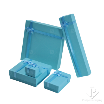 กล่องกระดาษมีโบว์สีฟ้า ภายในมีฟองน้ำบุผ้ากำมะหยี่ไว้สำหรับใส่เครื่องประดับ แหวน ต่างหู สร้อยคอ กำไล สร้อยข้อมือ ได้ครบSB