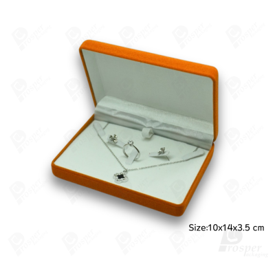 จัดเต็มรวมกล่องกำมะหยี่ใส่เครื่องประดับสีส้ม มีทรงสี่เหลี่ยมและหัวใจ ใส่โชว์เครื่องประดับได้ครบ