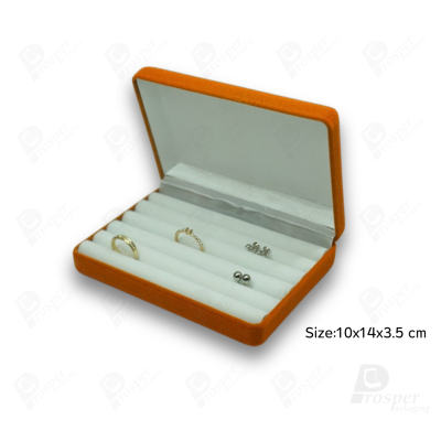 จัดเต็มรวมกล่องกำมะหยี่ใส่เครื่องประดับสีส้ม มีทรงสี่เหลี่ยมและหัวใจ ใส่โชว์เครื่องประดับได้ครบ