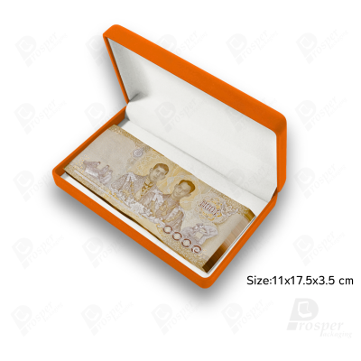 จัดเต็มรวมกล่องกำมะหยี่ใส่เครื่องประดับสีส้ม มีทรงสี่เหลี่ยมและหัวใจ ใส่โชว์เครื่องประดับได้ครบ