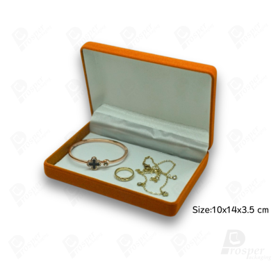 จัดเต็มรวมกล่องกำมะหยี่ใส่เครื่องประดับสีส้ม มีทรงสี่เหลี่ยมและหัวใจ ใส่โชว์เครื่องประดับได้ครบ