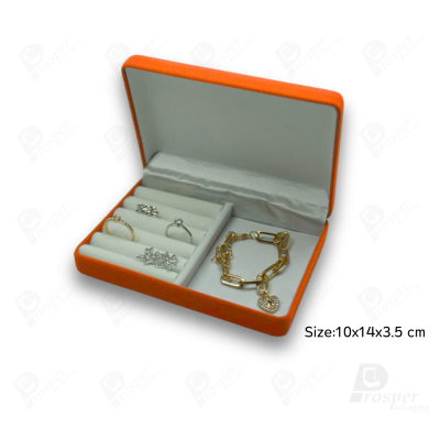 จัดเต็มรวมกล่องกำมะหยี่ใส่เครื่องประดับสีส้ม มีทรงสี่เหลี่ยมและหัวใจ ใส่โชว์เครื่องประดับได้ครบ