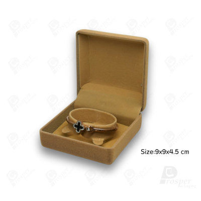 จัดเต็มกล่องกำมะหยี่ใส่เครื่องประดับชุดสีครีม แบบหัวใจและสี่เหลี่ยม ใส่โชว์ชุดเครื่องประดับ ทองแท่ง จิวเวอรี่เซ็ตสินสอด