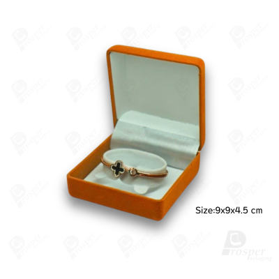 จัดเต็มรวมกล่องกำมะหยี่ใส่เครื่องประดับสีส้ม มีทรงสี่เหลี่ยมและหัวใจ ใส่โชว์เครื่องประดับได้ครบ